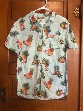 on the byas Light Blue Tropical Hawaiian Print Short-Sleeve Button-Up with girls